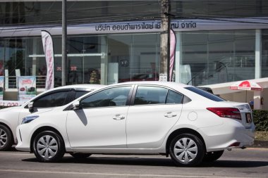 Chiangmai, Tayland - 28 Eylül 2018: Özel Sedan araba Toyota Vios. Yol no.1001 Chiangmai iş alanı 8 km.