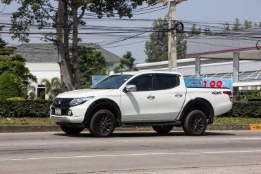 Chiangmai, Tayland - 5 Ekim 2018: Özel araba, Mitsubishi Triton kamyonet. Yol no.1001, Chiangmai iş alanı 8 km.