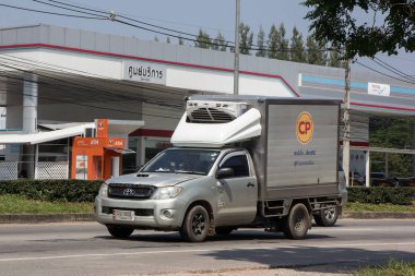 Chiangmai, Tayland - 5 Ekim 2018: Soğutmalı konteyner kamyonet Cp şirketin. Fotoğraf Road Hayır 1001 hakkında 8 km şehir merkezine Chiangmai, Tayland.