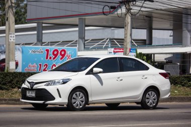 Chiangmai, Tayland - 28 Eylül 2018: Özel Sedan araba Toyota Vios. Yol no.1001 Chiangmai iş alanı 8 km.