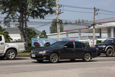 Chiangmai, Tayland - 5 Ekim 2018: Özel araba, Nissan Cefiro. Yol no.1001, Chiangmai şehir merkezine 8 km.