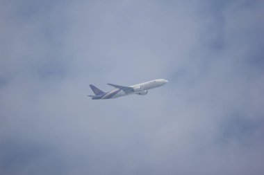 Chiangmai, Tayland - 1 Kasım 2018: Tayland hava yolu, Boeing 777-200 Hs-Tja Tg105. Bangkok Suvarnabhumi Tayland'a Chiangmai Havaalanı'ndan çıkar.