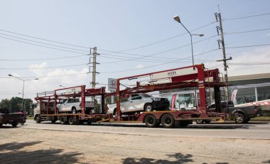 Chiangmai, Tayland - 5 Ekim 2018: Toplam lojistik taşıyıcı römork kamyon araba taşıma için. Kentsel yolda.