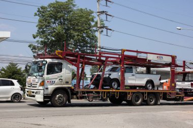 Chiangmai, Tayland - 5 Ekim 2018: Toplam lojistik taşıyıcı römork kamyon araba taşıma için. Kentsel yolda.