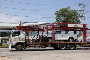 Chiangmai, Tayland - 5 Ekim 2018: Toplam lojistik taşıyıcı römork kamyon araba taşıma için. Kentsel yolda.