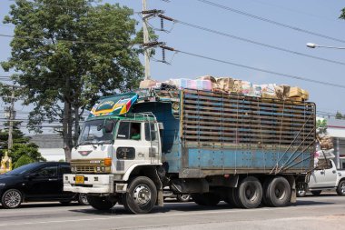 Chiangmai, Tayland - 5 Ekim 2018: Özel Hino kargo kamyon. Fotoğrafa yol no.1001 8 km şehir merkezine Chiangmai, Tayland.