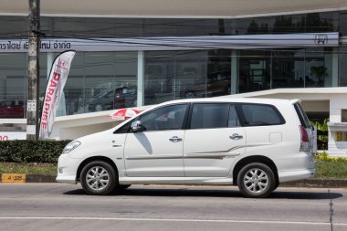 Chiangmai, Tayland - 5 Ekim 2018: Özel Mpv araç, Toyota Innova. Yol no.1001, Chiangmai iş alanı 8 km.