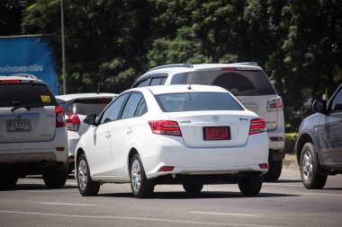 Chiangmai, Tayland - 28 Eylül 2018: Özel Sedan araba Toyota Vios. Yol no.1001 Chiangmai iş alanı 8 km.