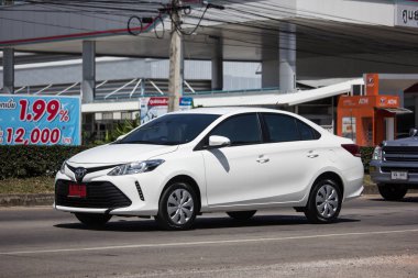 Chiangmai, Tayland - 28 Eylül 2018: Özel Sedan araba Toyota Vios. Yol no.1001 Chiangmai iş alanı 8 km.