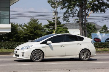 Chiangmai, Tayland - 5 Ekim 2018: Özel araba Toyota Prius hibrid sistemi. Yol no.1001 Chiangmai iş alanı 8 km.