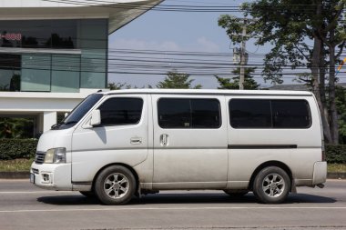 Chiangmai, Tayland - 5 Ekim 2018: Özel eski Nissan Urvan Van araba. Yol no.121 şehir merkezine Chiangmai Tayland hakkında 8 km, fotoğraf.