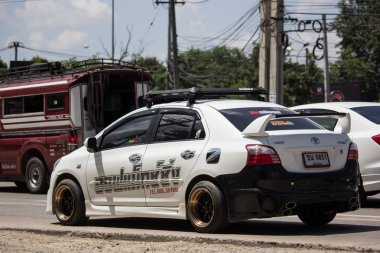 Chiangmai, Tayland - 27 Eylül 2018: Özel Sedan araba Toyota Vios. Yol no.1001 Chiangmai iş alanı 8 km.