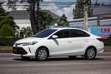 Chiangmai, Tayland - 28 Eylül 2018: Özel Sedan araba Toyota Vios. Yol no.1001 Chiangmai iş alanı 8 km.
