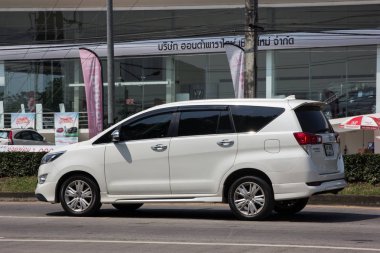 Chiangmai, Tayland - 5 Ekim 2018: Yeni Toyota Innova Crysta, Premium Crossover Mpv. Foto Road Hayır 121 hakkında 8 km şehir merkezine Chiangmai, Tayland.