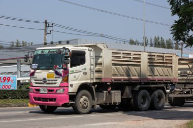 Chiangmai, Tayland - 5 Ekim 2018: Özel Hino damperli kamyon. Yol no.1001 Chiangmai iş alanı 8 km.