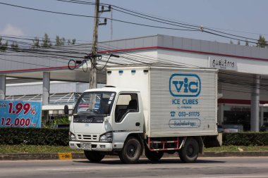 Chiangmai, Tayland - 5 Ekim 2018: Soğuk konteyner kamyon buz nakliye Varee Thep şirket için. Fotoğrafa yol no.121 8 km şehir merkezine Chiangmai, Tayland.