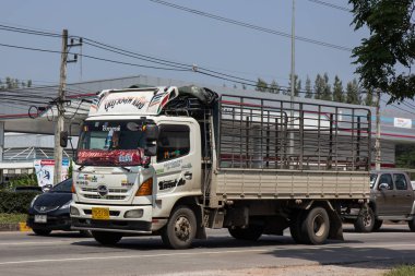 Chiangmai, Tayland - 5 Ekim 2018: Özel Hino kargo kamyon. Fotoğrafa yol no.1001 8 km şehir merkezine Chiangmai, Tayland.