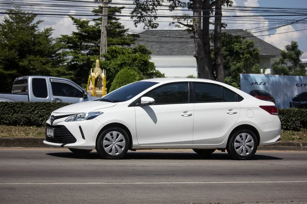 Chiangmai, Tayland - 28 Eylül 2018: Özel Sedan araba Toyota Vios. Yol no.1001 Chiangmai iş alanı 8 km.