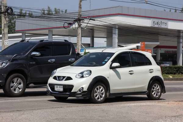 チェンマイ 2018 エコ車は日産マーチ 道路形 1001 号車チェンマイ ビジネス エリアから — ストック写真