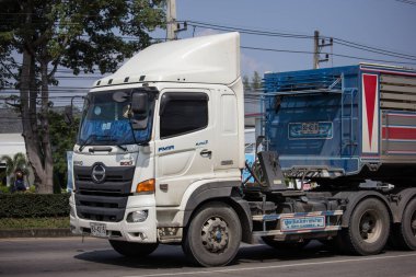 Chiangmai, Tayland - 8 Ekim 2018: Römork damperli kamyon Piboon beton. Yol no.1001, Chiangmai şehir merkezine 8 km.