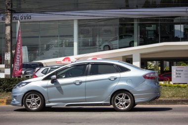 Chiangmai, Tayland - 28 Eylül 2018: Özel Sedan araba Ford Fiesta Amerikan araba motorlarının. Yol no.1001, Chiangmai şehir merkezine 8 km.