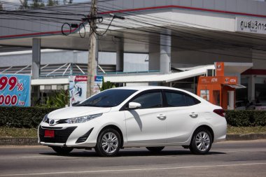 Chiangmai, Tayland - 28 Eylül 2018: Yeni özel Sedan araba toyota Yaris Ativ Eko Kiralık. Fotoğraf Road'da yok 121 hakkında 8 km şehir merkezine Chiangmai Tayland.