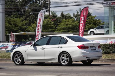Chiangmai, Tayland - 28 Eylül 2018: Özel araba. BMW 320d. Fotoğrafa yol no.1001 8 km şehir merkezine Chiangmai, Tayland.