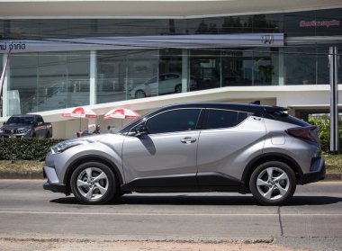 Chiangmai, Tayland - 28 Eylül 2018: Yeni Toyota Chr küçük araba Crossover Suv hibrit araba. Chiangmai şehrine No.121 yolda araba.