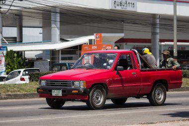 Chiangmai, Tayland - 28 Eylül 2018: Özel eski pikap araba, Toyota Hilux güçlü X. Yol no.1001, Chiangmai şehir merkezine 8 km.