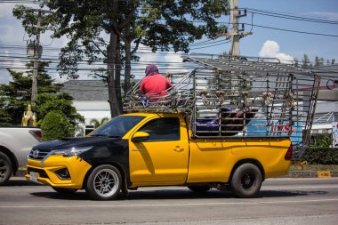 Chiangmai, Tayland - 28 Eylül 2018: Özel pikap kamyon araba Toyota Hilux Revo. Yol no.1001, Chiangmai şehir merkezine 8 km.