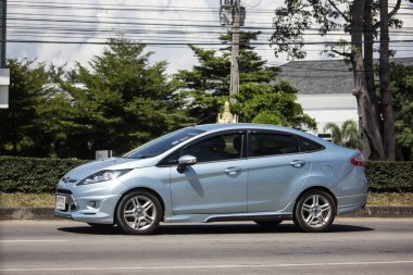 Chiangmai, Tayland - 28 Eylül 2018: Özel Sedan araba Ford Fiesta Amerikan araba motorlarının. Yol no.1001, Chiangmai şehir merkezine 8 km.