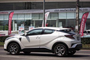 Chiangmai, Tayland - 8 Ekim 2018: Yeni Toyota Chr küçük araba Crossover Suv hibrit araba. Chiangmai şehrine No.121 yolda araba.