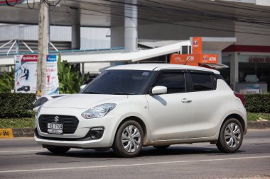 Chiangmai, Tayland - 8 Ekim 2018: Özel Eko kent araba yeni Suzuki Swift. Fotoğrafa yol no.121 8 km şehir merkezine Chiangmai, Tayland.