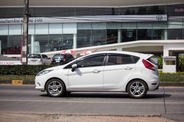 Chiangmai, Tayland - 8 Ekim 2018: Özel Sedan araba Ford Fiesta Amerikan araba motorlarının. Yol no.1001, Chiangmai şehir merkezine 8 km.