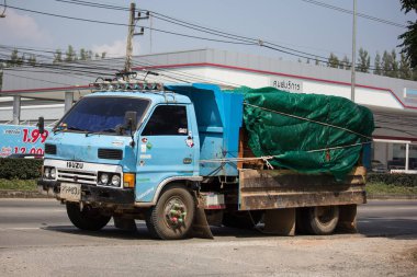 Chiangmai, Tayland - 8 Ekim 2018: Özel Isuzu Damperli kamyon. Yol no.1001 Chiangmai iş alanı 8 km.