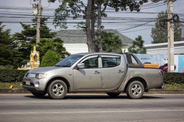 Chiangmai, Tayland - 8 Ekim 2018: Özel araba, Mitsubishi Triton kamyonet. Yol no.1001, Chiangmai iş alanı 8 km.