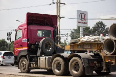 Chiangmai, Tayland - 8 Ekim 2018: Römork damperli kamyon, Thanachai. Yol no.1001, Chiangmai şehir merkezine 8 km.