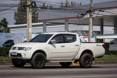 Chiangmai, Tayland - 8 Ekim 2018: Özel araba, Mitsubishi Triton kamyonet. Yol no.1001, Chiangmai iş alanı 8 km.