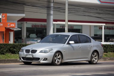 Chiangmai, Tayland - 8 Ekim 2018: Özel araba. BMW 525d. Fotoğrafa yol no.1001 8 km şehir merkezine Chiangmai, Tayland.