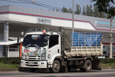 Chiangmai, Tayland - 8 Ekim 2018: Özel Isuzu kargo kamyon. Fotoğrafa yol no.1001 8 km şehir merkezine Chiangmai, Tayland.