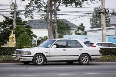 Chiangmai, Tayland - 8 Ekim 2018: Özel otomobil, Toyota Crown. Yol no.1001, Chiangmai iş alanı 8 km.