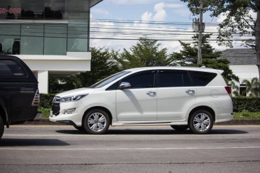 Chiangmai, Tayland - 25 Ekim 2018: Yeni Toyota Innova Crysta, Premium Crossover Mpv. Foto Road Hayır 121 hakkında 8 km şehir merkezine Chiangmai, Tayland.