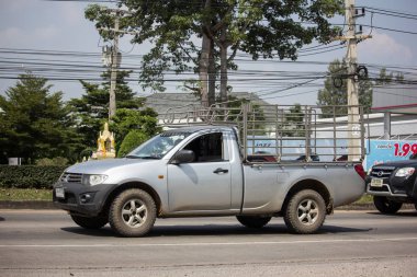 Chiangmai, Tayland - 8 Ekim 2018: Özel araba, Mitsubishi Triton kamyonet. Yol no.1001, Chiangmai iş alanı 8 km.