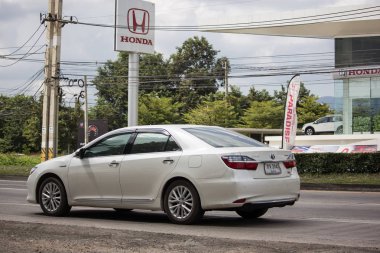 Chiangmai, Tayland - 30 Ekim 2018: Özel araba Toyota Camry. Yol no.1001 Chiangmai iş alanı 8 km.