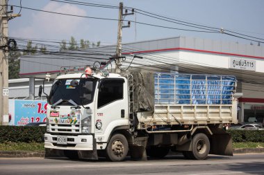 Chiangmai, Tayland - 8 Ekim 2018: Özel Isuzu kargo kamyon. Fotoğrafa yol no.1001 8 km şehir merkezine Chiangmai, Tayland.