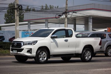 Chiangmai, Tayland - 8 Ekim 2018: Özel pikap kamyon yeni araba Toyota Hilux Revo Rocco. Yol no.1001, Chiangmai şehir merkezine 8 km.