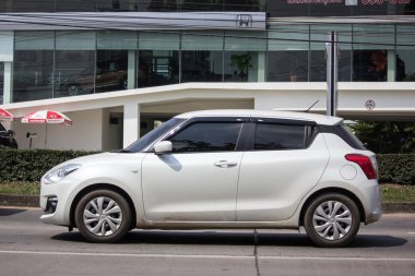 Chiangmai, Tayland - 8 Ekim 2018: Özel Eko kent araba yeni Suzuki Swift. Fotoğrafa yol no.121 8 km şehir merkezine Chiangmai, Tayland.