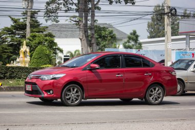 Chiangmai, Tayland - 8 Ekim 2018: Özel Sedan araba Toyota Vios. Yol no.1001 Chiangmai iş alanı 8 km.