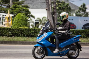 Chiangmai, Tayland - 30 Ekim 2018: Özel Honda motosiklet, Pcx 150 adam. Yol no.1001, Chiangmai iş alanı 8 km.