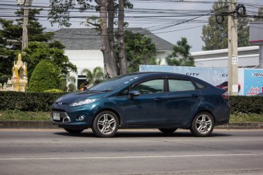 Chiangmai, Tayland - 8 Ekim 2018: Özel Sedan araba Ford Fiesta Amerikan araba motorlarının. Yol no.1001, Chiangmai şehir merkezine 8 km.